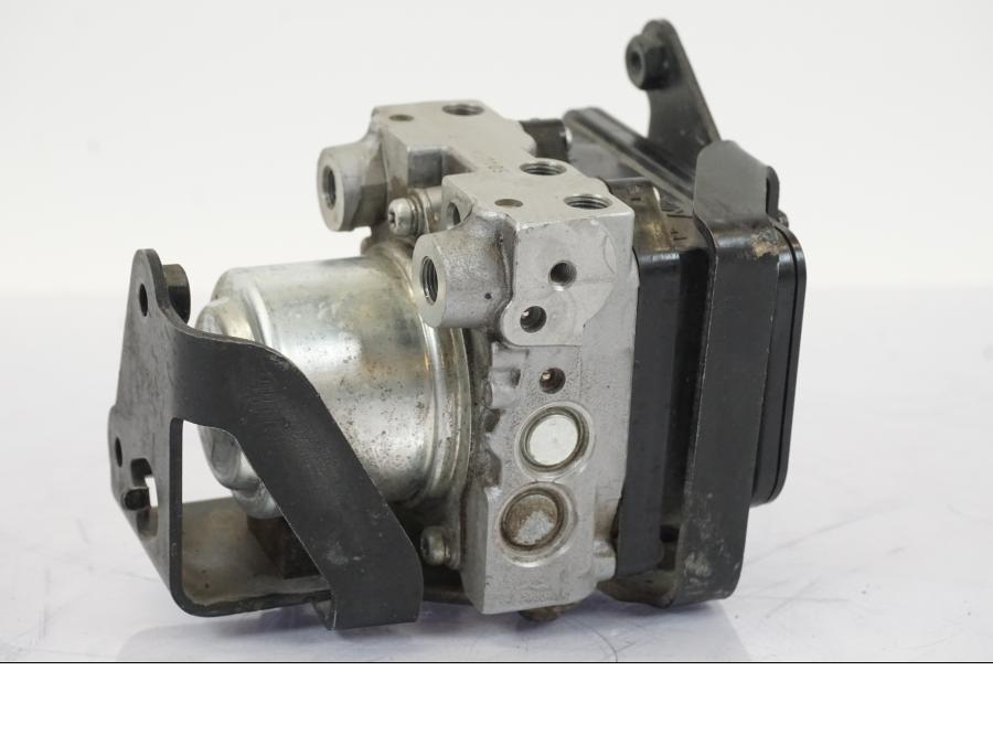 Höger sida på ABS Modulator från en Honda NT 700 -2008 motorcykel.