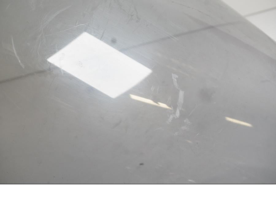 Snett uppifrån på Vindruta från en Yamaha FZ-8 -2011 motorcykel.