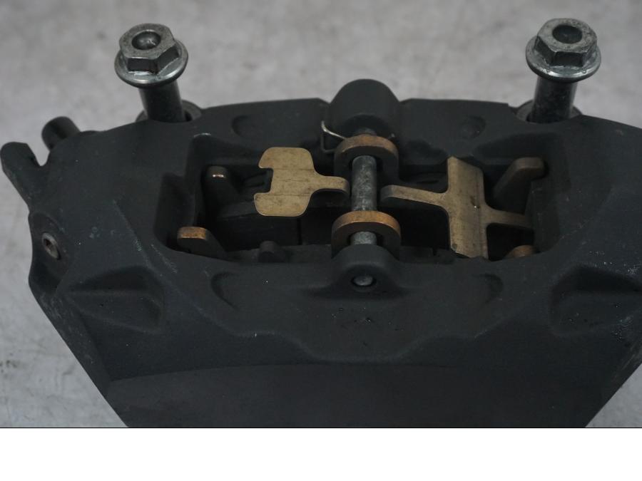 Höger sida på Bromsok från en BMW F 800 R -2018 motorcykel.