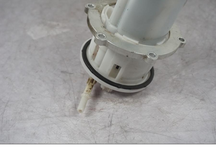 Baksidan på Bensinpump insprut från en Triumph Tiger Explorer -2016 motorcykel.