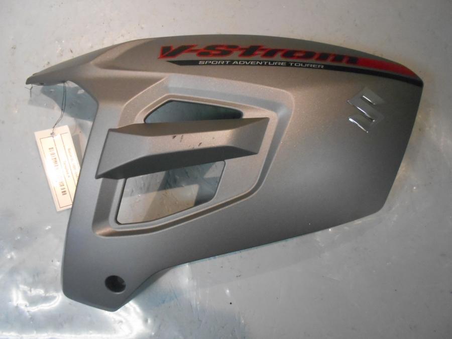 Framsidan på Bensintankskåpa från en Suzuki DL 1000 -2014 motorcykel.