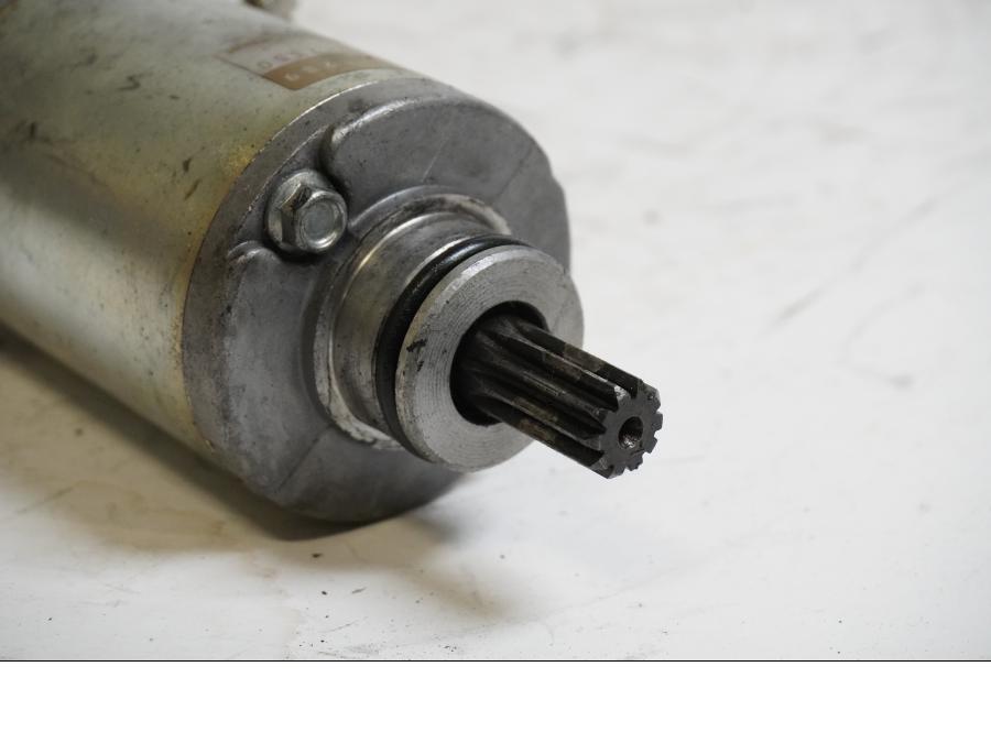 Baksidan på Startmotor från en Kawasaki ZX-6R -1999 motorcykel.