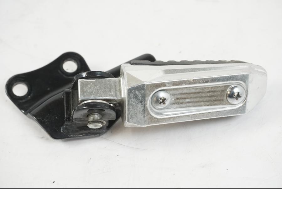 Vänster sida på Fotpinne från en Suzuki VZR 1800 -2009 motorcykel.