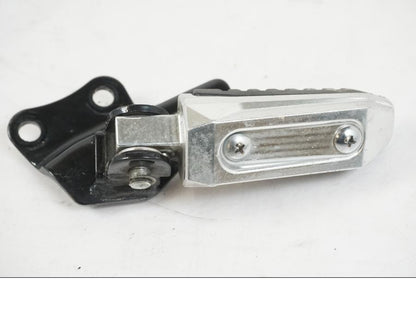 Vänster sida på Fotpinne från en Suzuki VZR 1800 -2009 motorcykel.