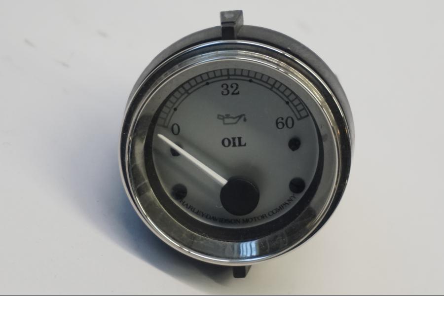 Framsidan på Oljetrycksmätare från en H-D Street Glide FLHX -2013 motorcykel.