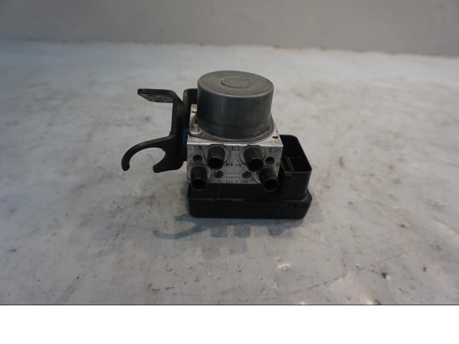 Framsidan på ABS Modulator från en Ducati Diavel -2015 motorcykel.