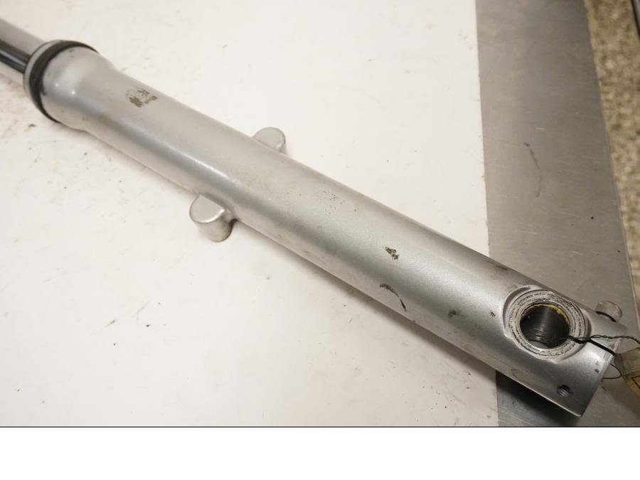 Baksidan på Gaffelben från en Triumph America -2004 motorcykel.