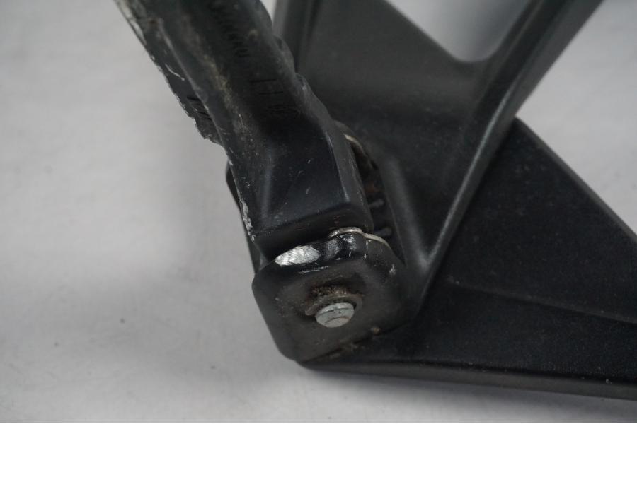 Höger sida på Fotpinnefäste från en KTM 1290 Super Duke GT -2017 motorcykel.