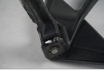 Höger sida på Fotpinnefäste från en KTM 1290 Super Duke GT -2017 motorcykel.