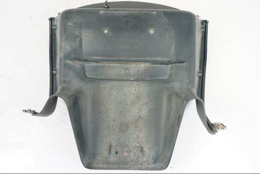 Vänster sida på Bakskärm från en Honda NT 650 V -2002 motorcykel.