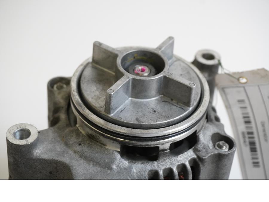 Baksidan på Generator från en BMW K 1200 R Sport -2007 motorcykel.