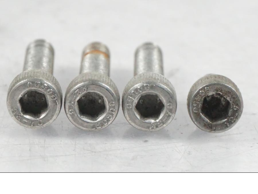 Vänster sida på <p>Tanklock från Yamaha FZ-S 600 1998.</p>

<p>Med 1st nyckel och sadellås.</p> motorcykel.