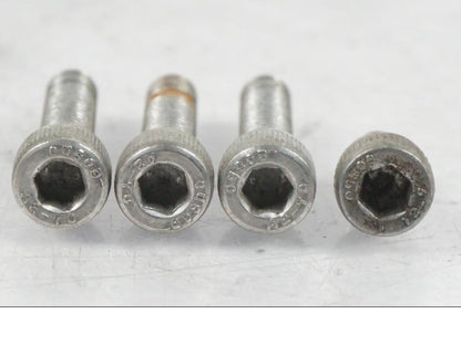 Vänster sida på <p>Tanklock från Yamaha FZ-S 600 1998.</p>

<p>Med 1st nyckel och sadellås.</p> motorcykel.