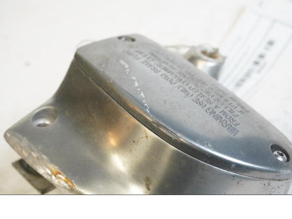 Baksidan på Bromshuvudcylinder från en Yamaha XV 1900 -2007 motorcykel.