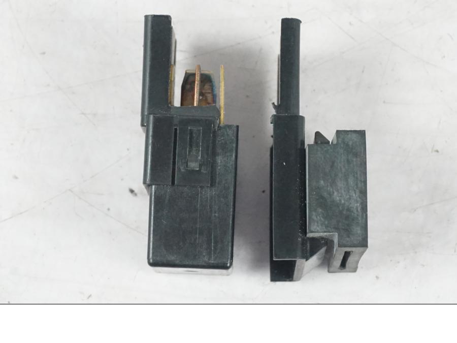 Snett nerifrån på <p>Relä från Yamaha XJR 1300 2005.</p>

<p>G8H-1C4T-D. Plast fästet har brytts av så sitter ej ihop se bilder.</p> motorcykel.