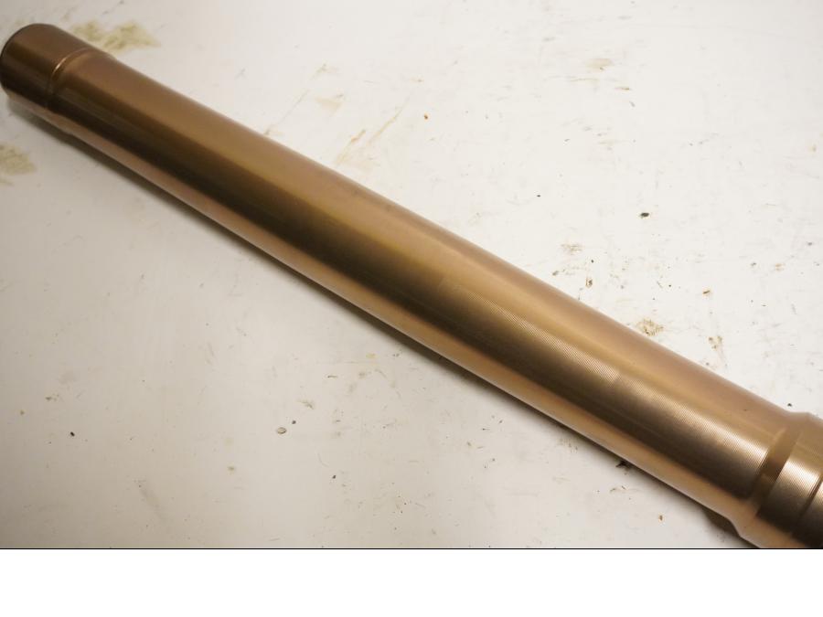 Höger sida på Gaffelben från en Triumph Speed Triple -2011 motorcykel.