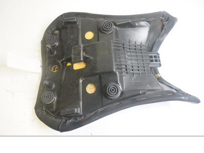 Höger sida på Sadel från en Yamaha YZF-R 125 -2008 motorcykel.