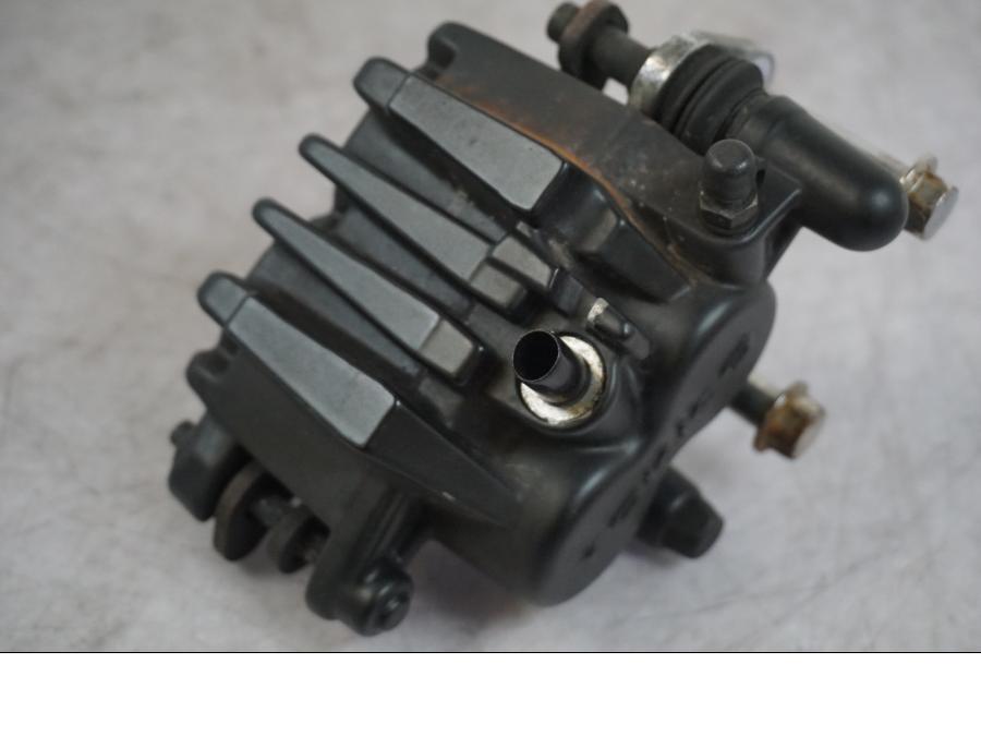 Vänster sida på Bromsok från en Kawasaki VN 1500 -1996 motorcykel.