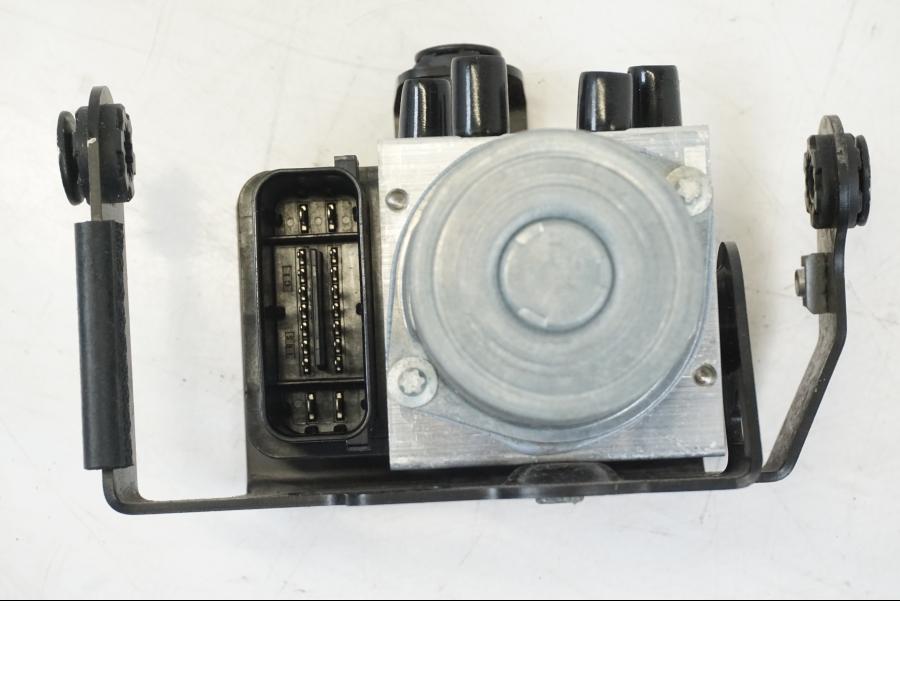 Höger sida på ABS Modulator från en Husqvarna 701 Supermoto -2020 motorcykel.