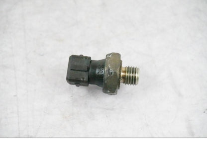 Framsidan på Oljetryckgivare från en BMW K 1200 S -2005 motorcykel.