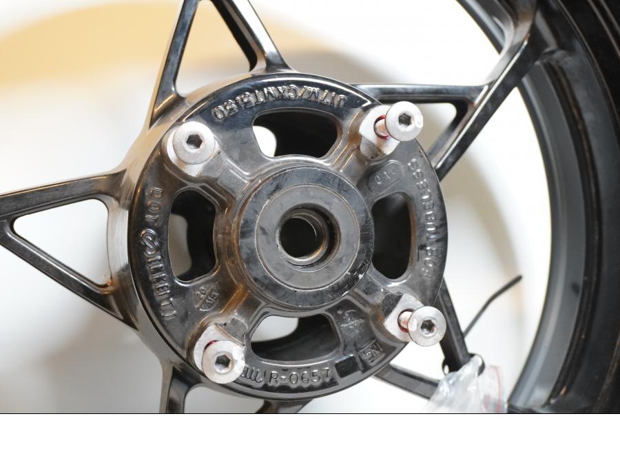 Baksidan på Fälg från en Kawasaki Z 900 -2017 motorcykel.