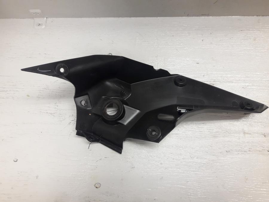 Baksidan på Bensintankskåpa från en KTM 125 Duke -2017 motorcykel.