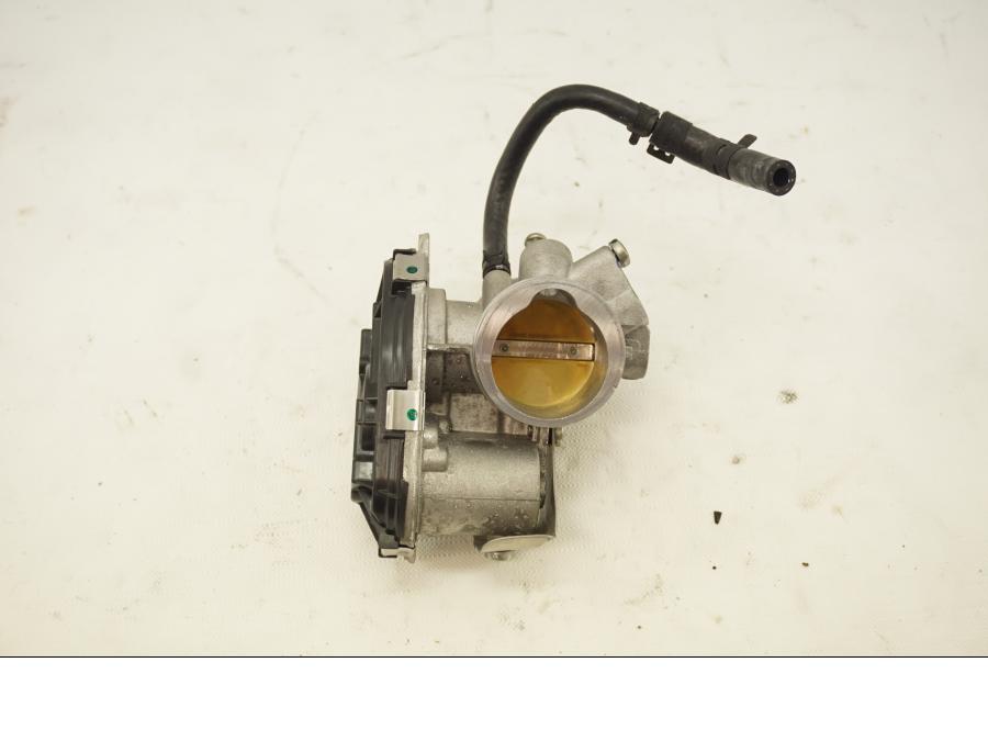 Framsidan på Spjällhus från en KTM RC 390 -2019 motorcykel.