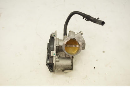 Framsidan på Spjällhus från en KTM RC 390 -2019 motorcykel.