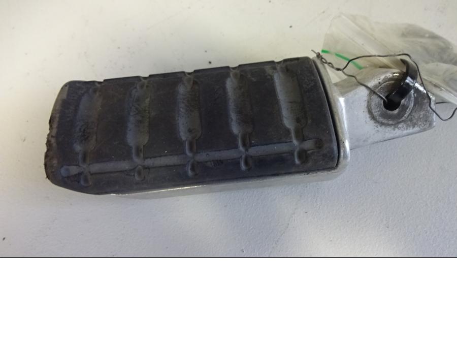 Baksidan på Fotpinne från en Honda XL 1000 V -2008 motorcykel.