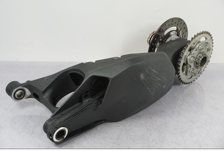 Snett nerifrån på Sving från en Ducati Streetfighter V4 -2020 motorcykel.