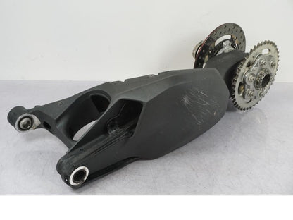 Snett nerifrån på Sving från en Ducati Streetfighter V4 -2020 motorcykel.