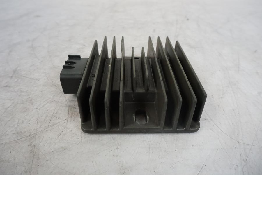 Vänster sida på Likriktare från en Kawasaki Versys 650 -2014 motorcykel.