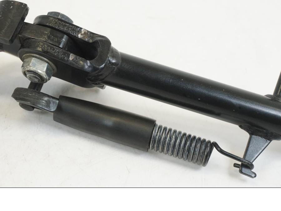 Snett uppifrån på Sidostöd från en Yamaha YZF R7 -2022 motorcykel.