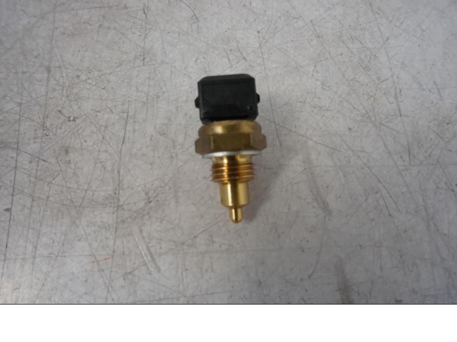 Framsidan på Vattentermostatgivare från en BMW R 1200 GS -2010 motorcykel.