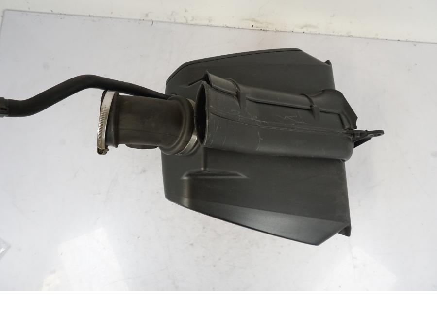 Snett nerifrån på Luftburk från en KTM 690 Duke -2014 motorcykel.