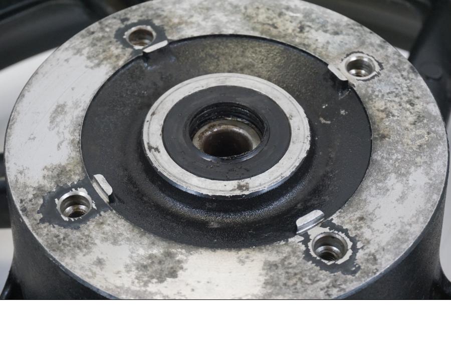 Vänster sida på Fälg från en Honda CB 750 -2002 motorcykel.