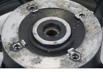 Vänster sida på Fälg från en Honda CB 750 -2002 motorcykel.