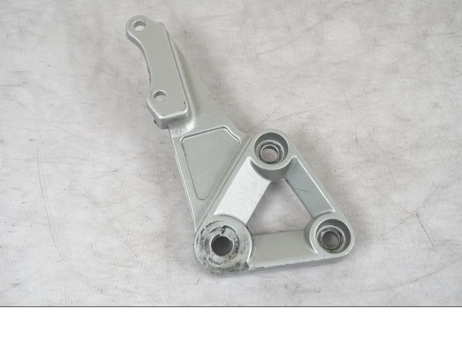 Framsidan på Fotpinnefäste inre från en Suzuki SV 650 -1999 motorcykel.