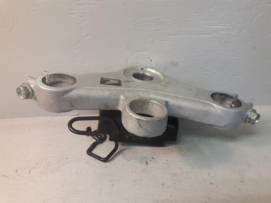 Framsidan på Gaffelkrona från en Honda CBR 125 R -2008 motorcykel.