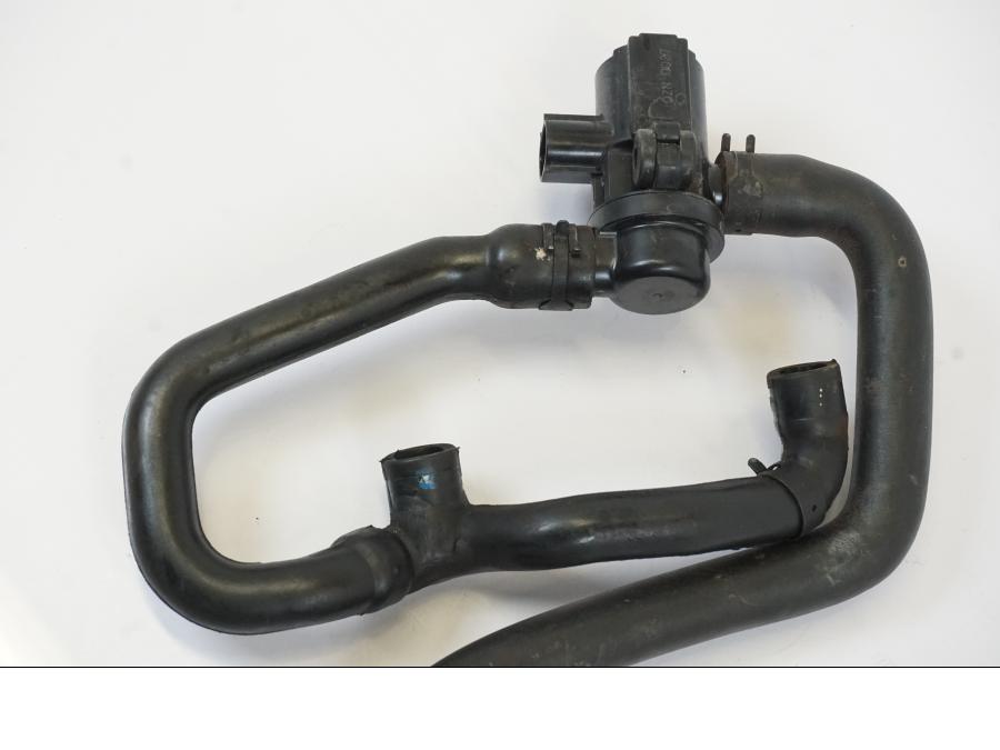 Baksidan på Second Air från en Triumph Trident -2021 motorcykel.