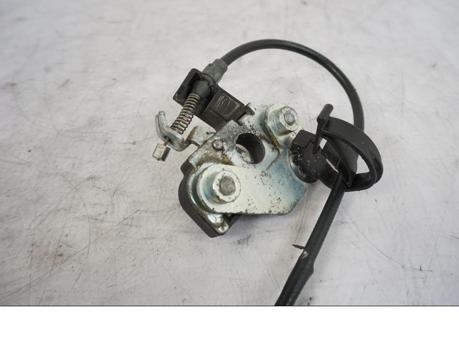 Baksidan på Sadellåsmekanism från en KTM 690 Duke -2014 motorcykel.