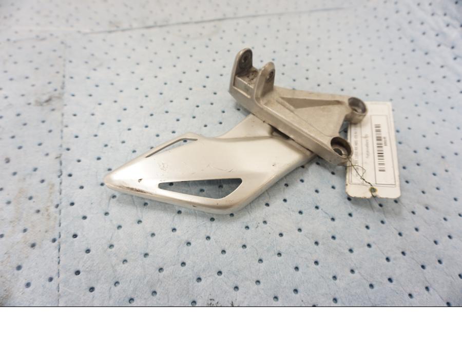 Baksidan på Fotpinnefäste från en Honda CBR 1000 RR -2009 motorcykel.