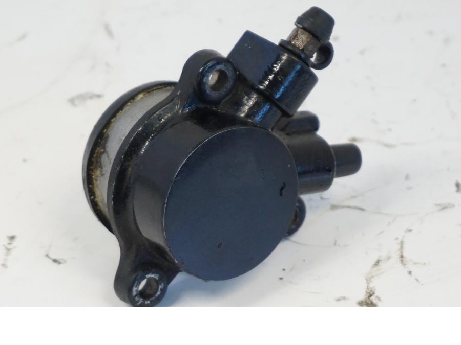 Snett nerifrån på Kopplingslavcylinder från en Yamaha YZF 1000 R -1997 motorcykel.