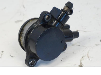 Snett nerifrån på Kopplingslavcylinder från en Yamaha YZF 1000 R -1997 motorcykel.