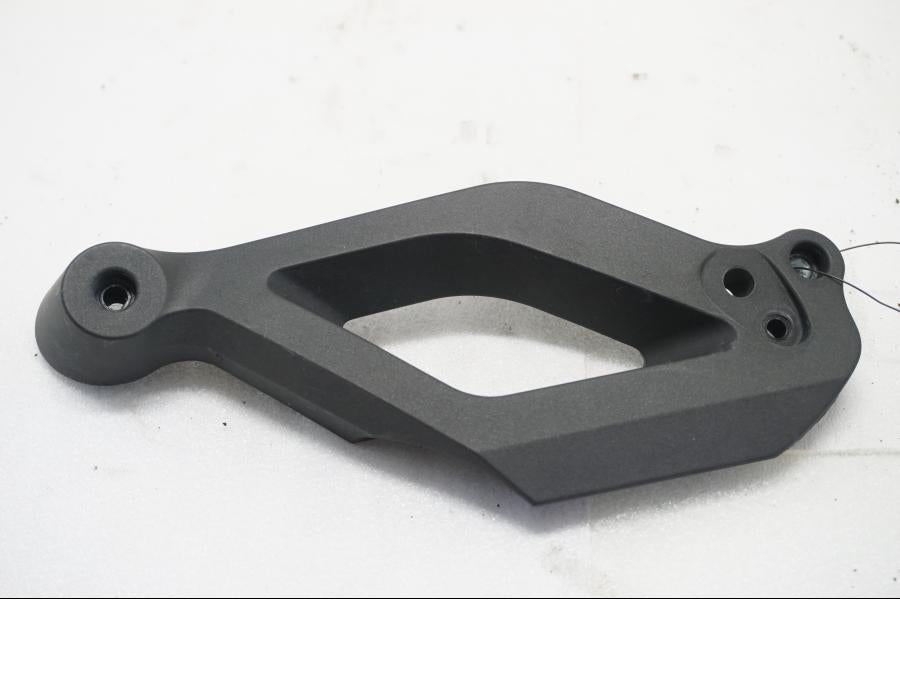 Framsidan på Strålkastarfäste från en Yamaha MT-03 -2007 motorcykel.