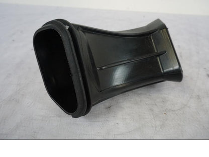 Framsidan på Luftrör från en KTM 1290 Super Duke R -2023 motorcykel.