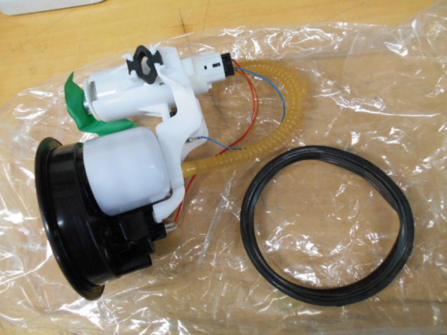 Framsidan på Bensinpump insprut från en BMW S 1000 RR -2015 motorcykel.