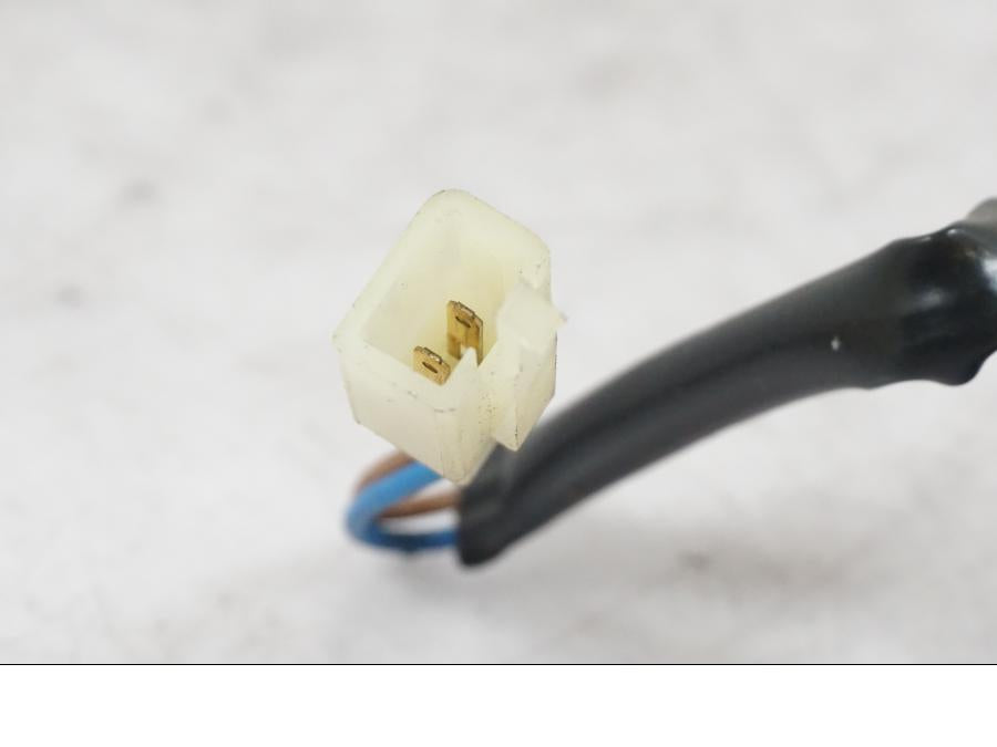 Snett nerifrån på Bromsljuskontakt från en Kawasaki ZZ-R 1400 -2009 motorcykel.