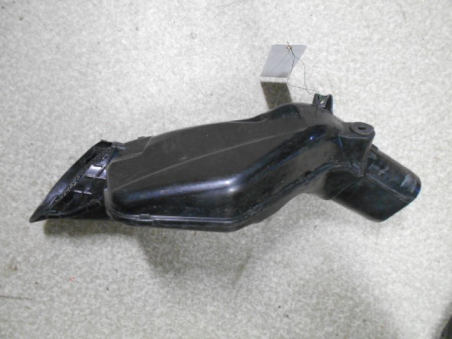 Baksidan på Luftrör från en Suzuki GSX 1300 R -2009 motorcykel.