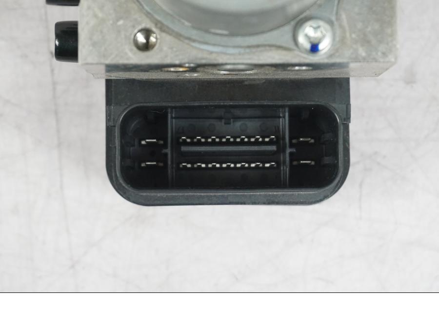 Höger sida på ABS Modulator från en Yamaha MT-09 -2016 motorcykel.
